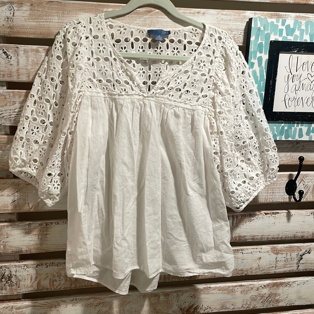 White Floral Eyelet Top with Ruffle to Elbow Size Medium Blouse